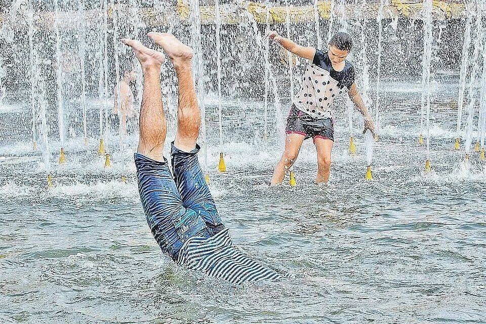 Красивые девушки в жару. Жара жара. После жаркого душного дня. Жажда воды. Девушке жарко.