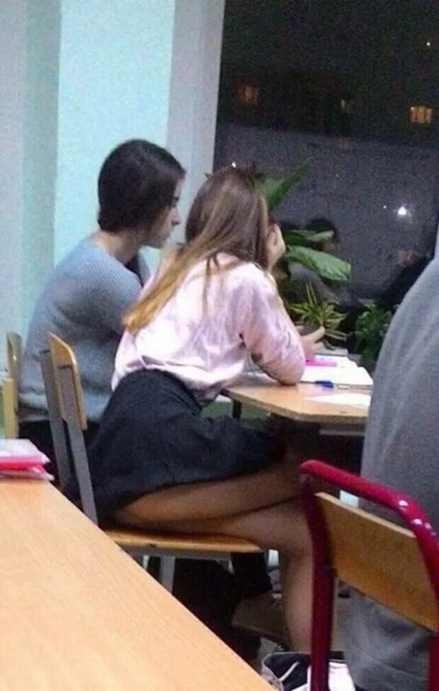 Селфи одноклассниц. В школе под партой у девочек. Мемы про одноклассниц. Увидел одноклассницу. Старшеклассницы на уроке.
