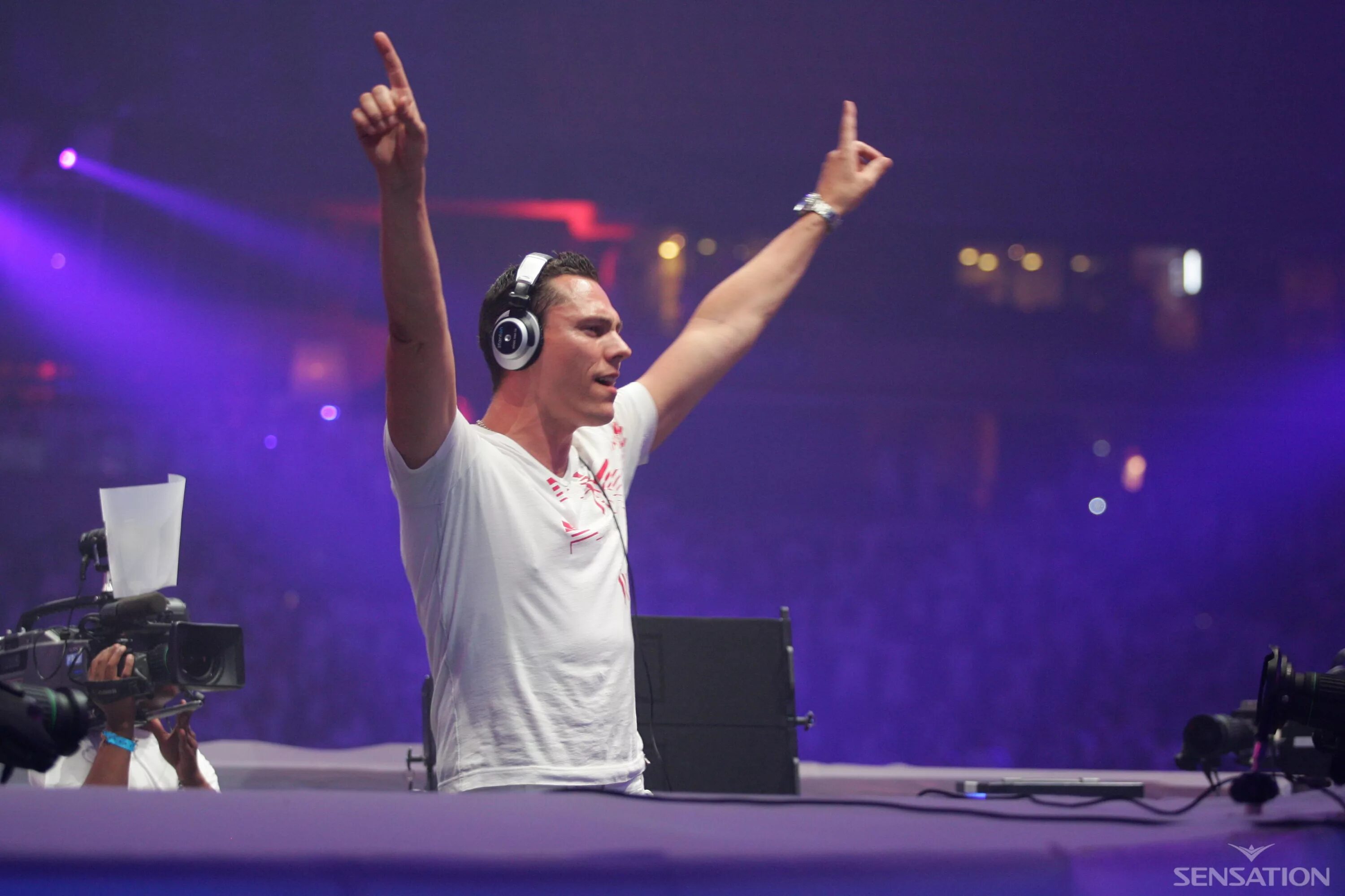 Dj tiesto 2022. Тиесто 2021. Dj тиесто. Тиесто 2005. Not so bad tiesto.
