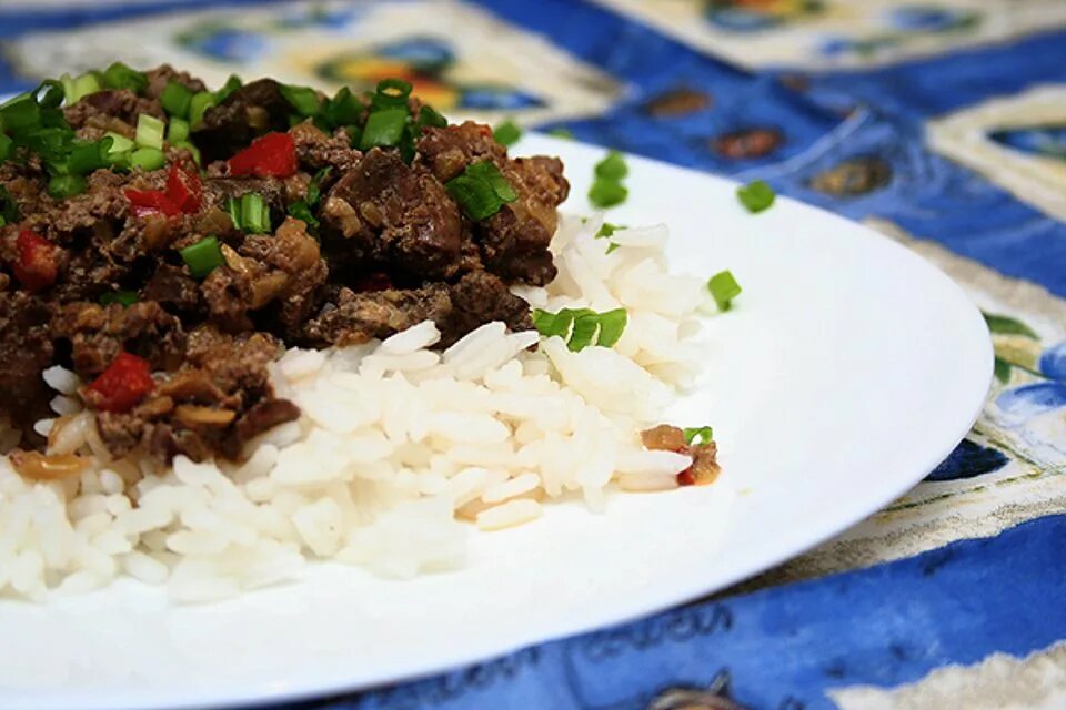 Печень с рисом. Рис с куриной печенью и овощами. Рис с печенкой. Куриная печень с рисом. Печень с рисом рецепт.
