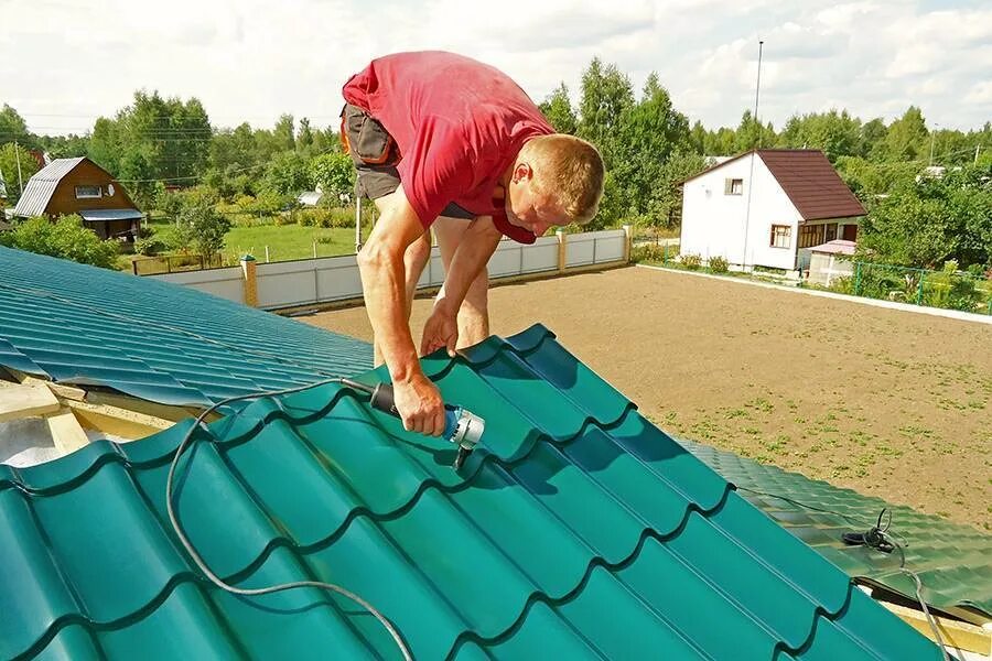 Делаем крыши металлочерепицей. Кровля крыши металлочерепицей. Металлочерепица монтаж. Кровля металлочерепица монтаж. Крыша металлочерепица монтаж.