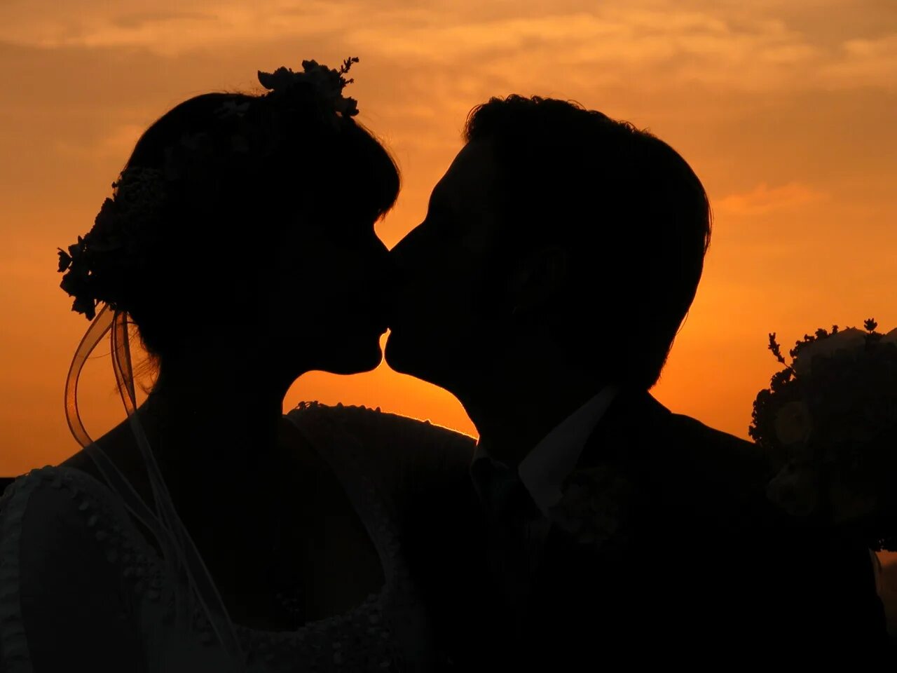 Сон целует знакомый мужчина. Красивый поцелуй. Романтика поцелуй. Романтичная пара. Поцелуй любви.