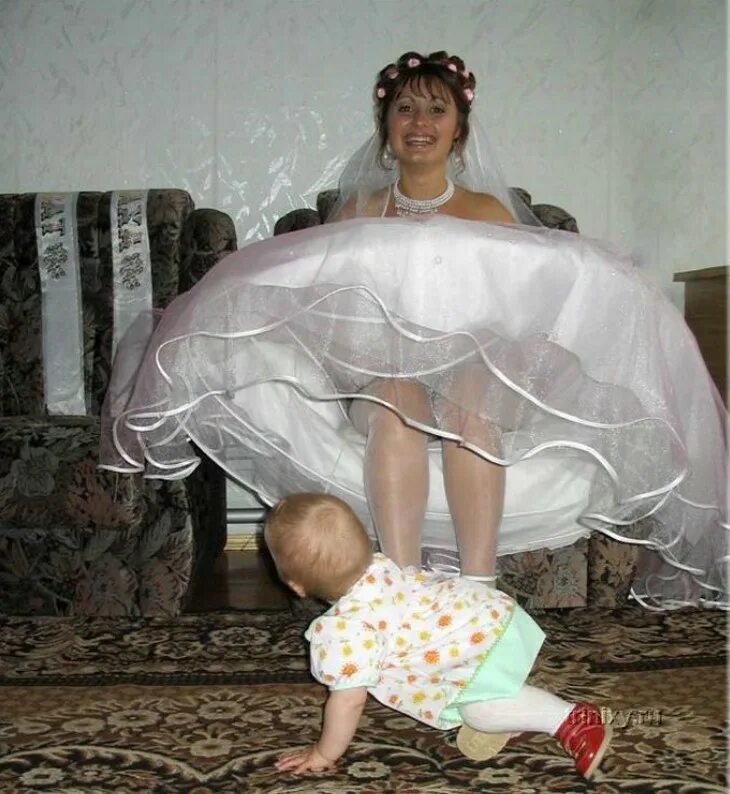 Заглядываем под платье невесты. Заглянул под платье. Под подолом платья невесты. Ребенок заглядывает под платье.