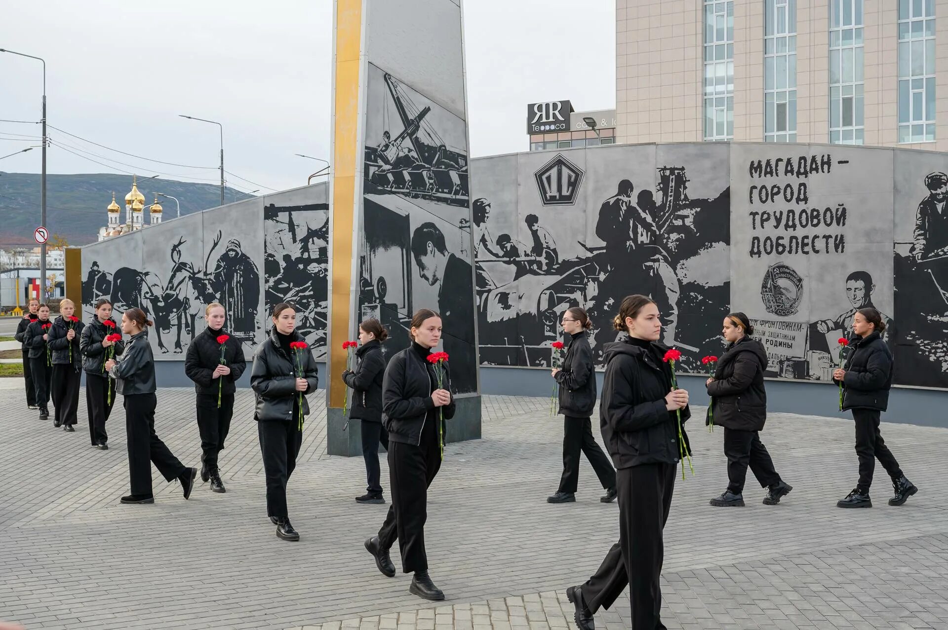 Памятники трудовой доблести Магадан. Стела город трудовой доблести. 2020 присвоено звание город трудовой доблести