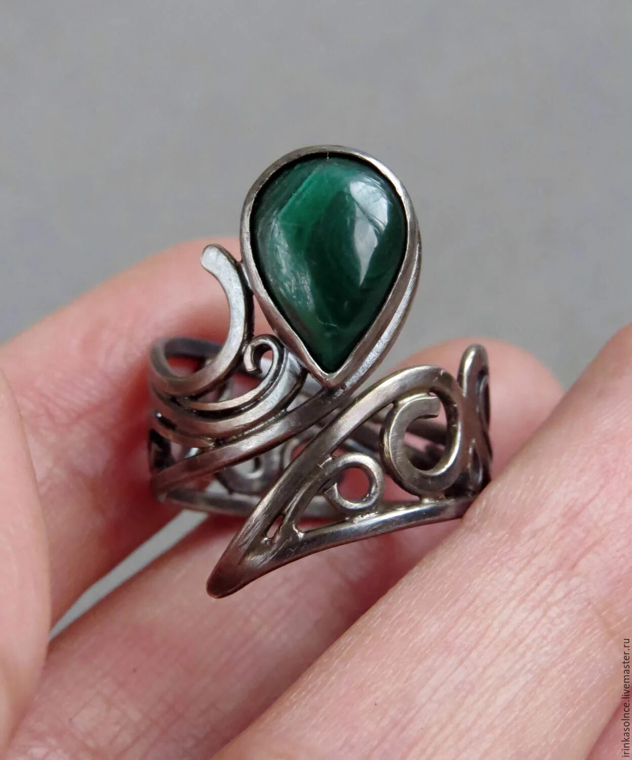 Jewellery moscow ювелирные украшения. Серьги с малахитом. Золотые ювелирные украшения. Украшения с драгоценными камнями. Золотые украшения.