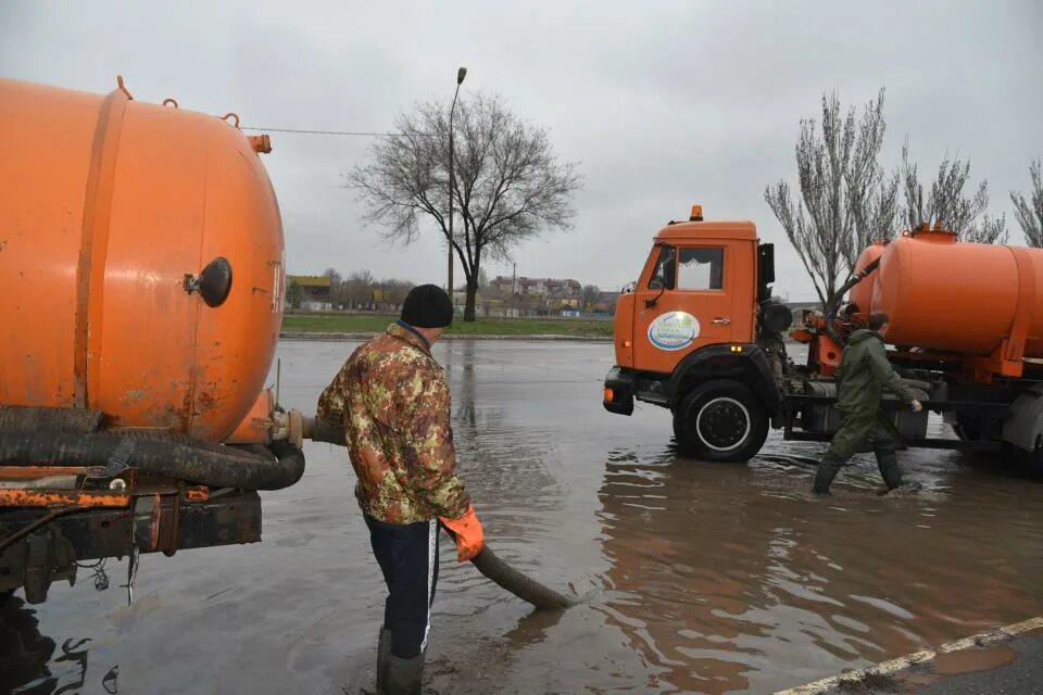 МУП Астрводоканал Астрахань. Астрводоканал ассенизаторы. Откачка дождевой воды. Откачка Астрахань. Почему нет воды астрахань сегодня