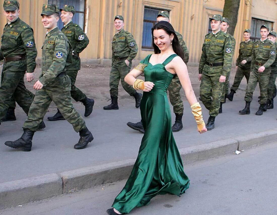Очень военный день. Девушка среди военных. Женщина солдат. Прикольные армейские фото.