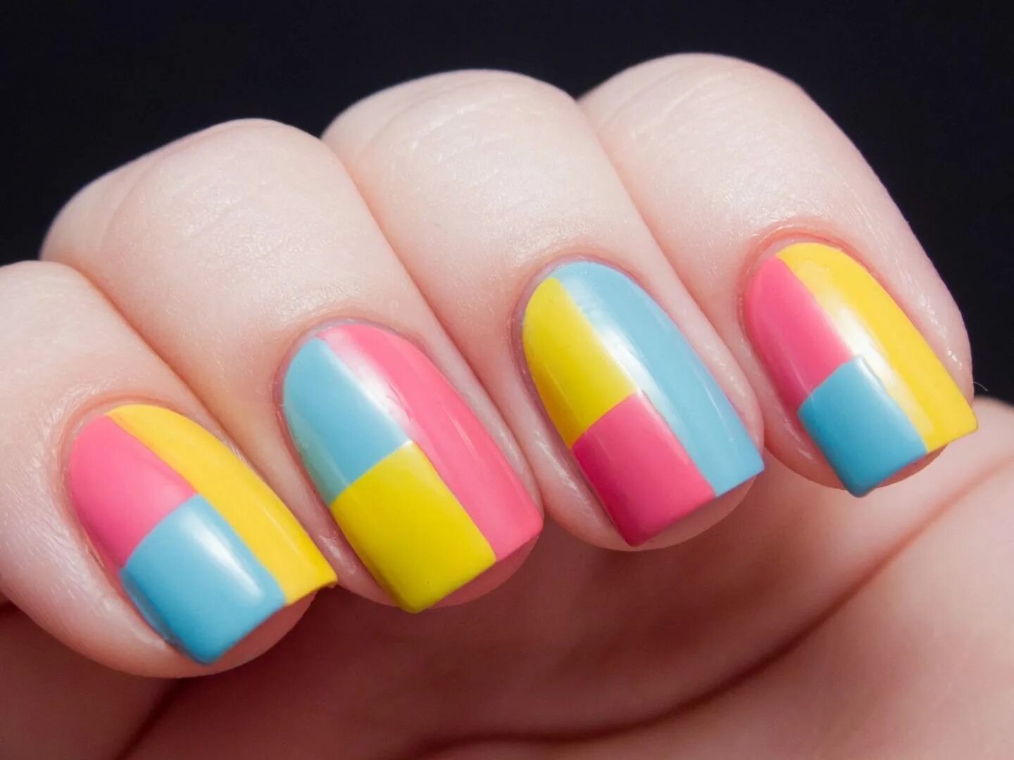 Цветной маникюр короткие ногти. Яркие разноцветные ногти. Летние ногти. Ногти яркие летние. Летний маникюр разноцветный.