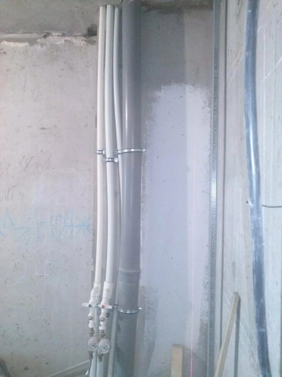 Канашка сантехника это. Что такое канашка в строительстве. Прокладка вертикально трубы на складе. Вентиляция и канашка на одной опоре.