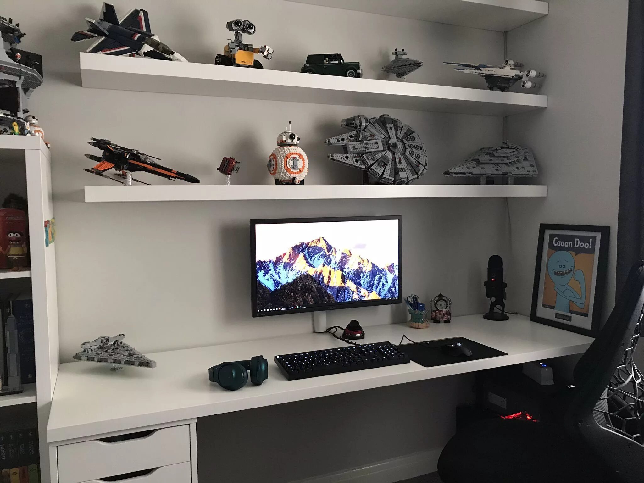 Полка для комнаты геймера. Полка геймера. Полки в комнату геймера. Стеллаж в геймерскую комнату. Полки для геймеров.