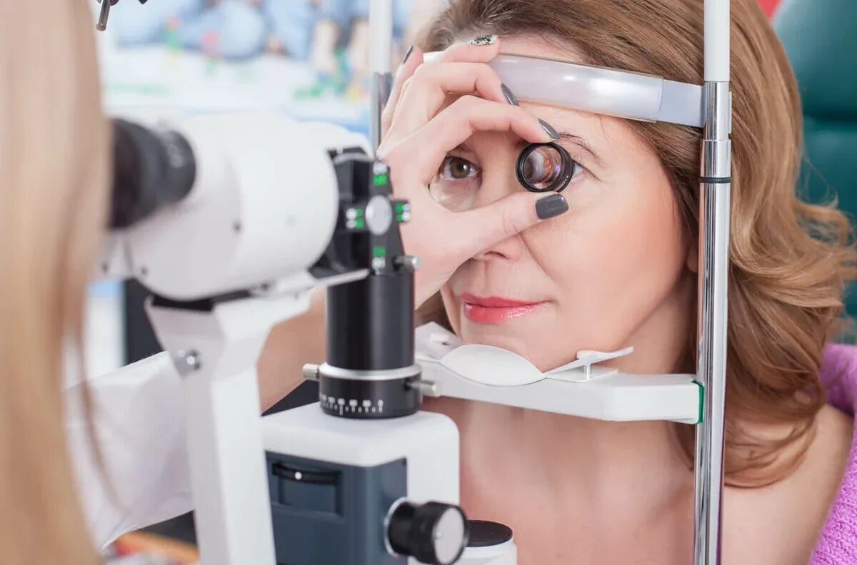 Аппарат для лазерной коррекции зрения цена. Офтальмолог. Прибор для коррекции зрения. Офтальмолог глаз. Обследование у офтальмолога.