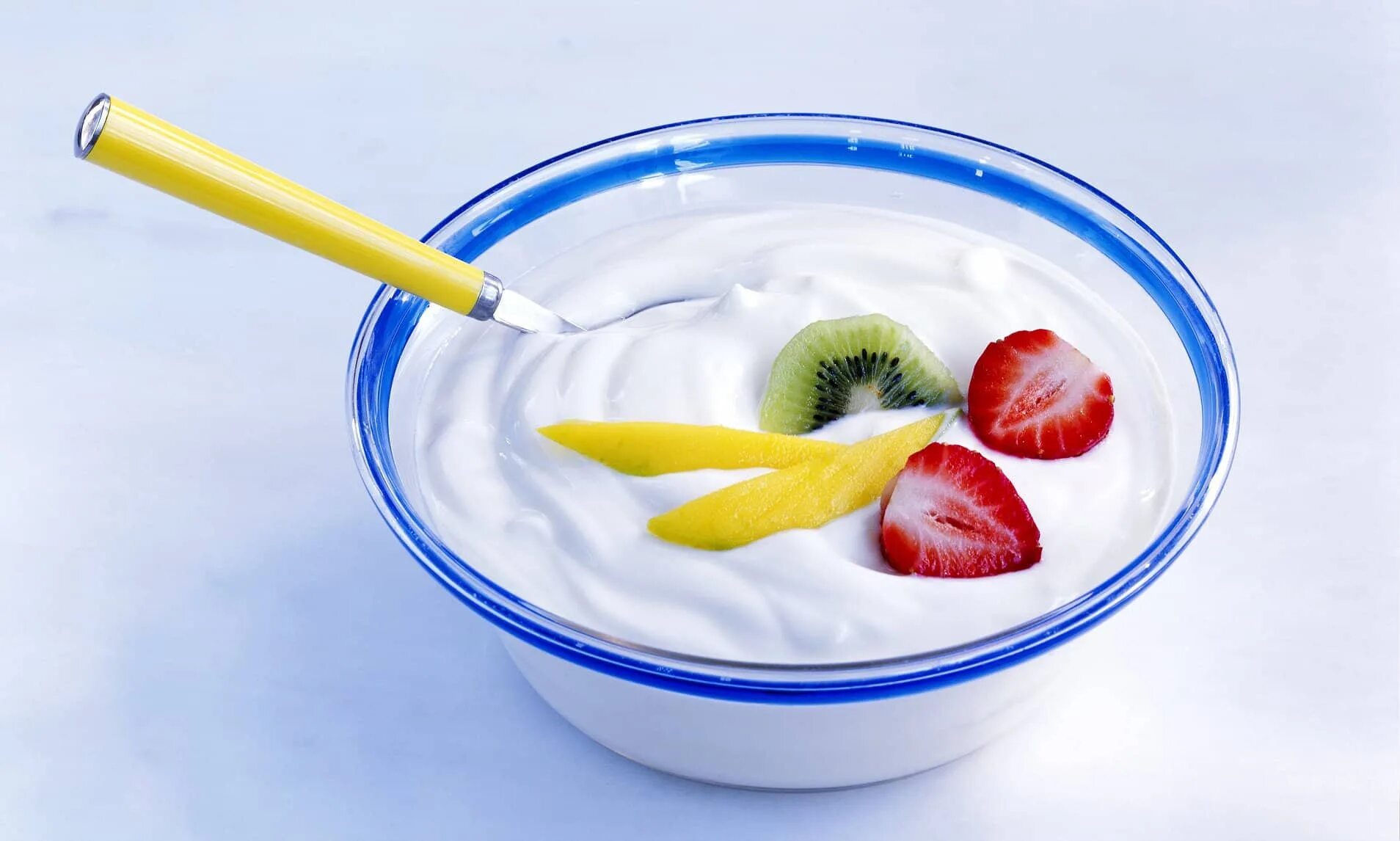 Йогурт. Нежирный йогурт. Йогурт на белом фоне. Добавки в йогурт.