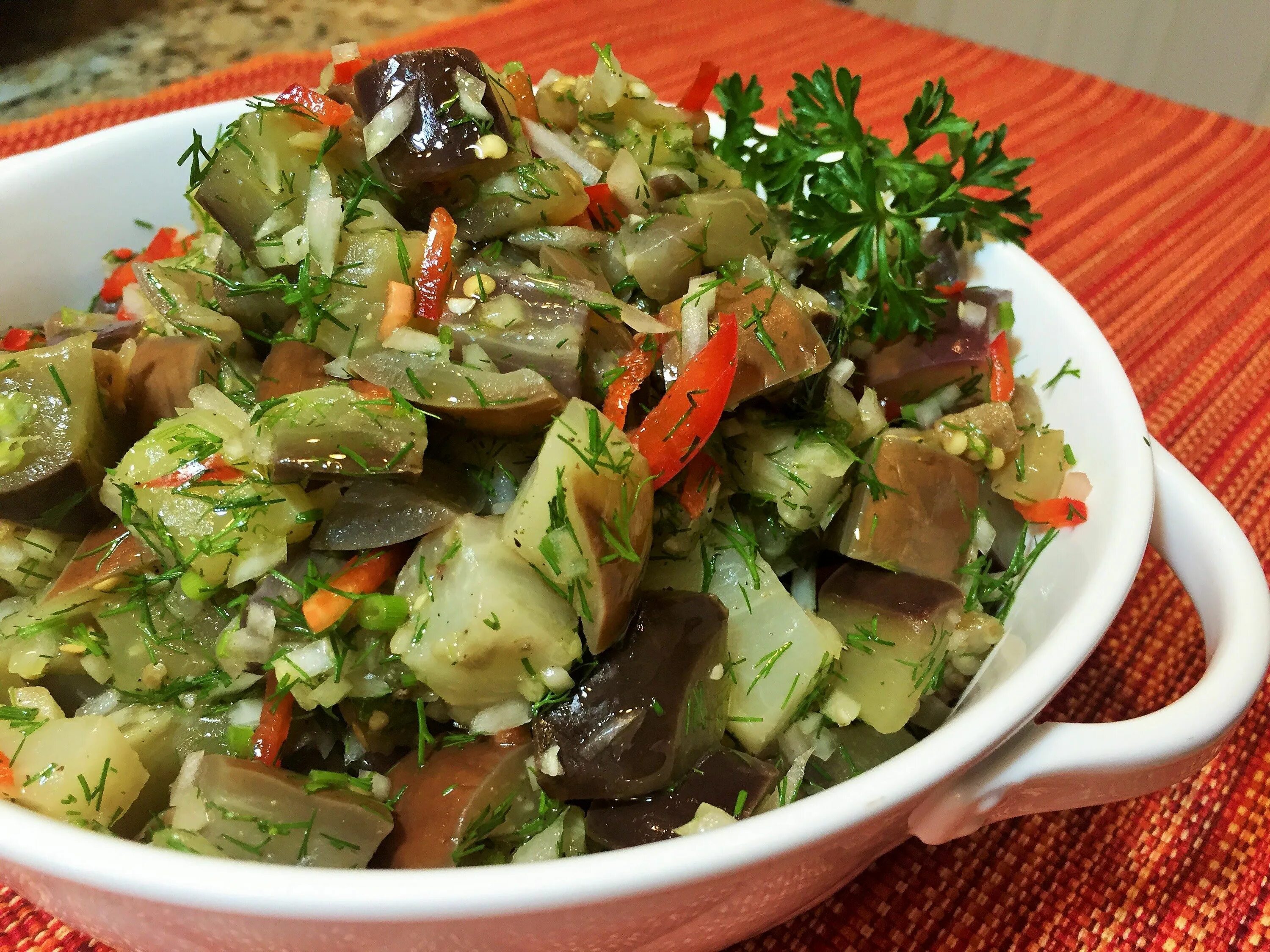 Рецепт самого вкусного салата из баклажан. Салат из баклажанов. Баклажанный салат. Синенькие салат. Салат из баклажан грибочки.