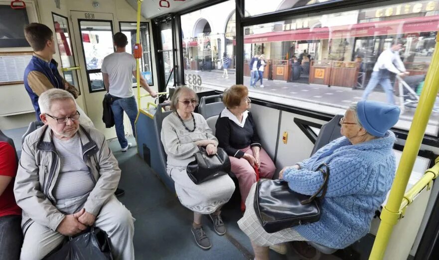 Бесплатное передвижение. Люди в транспорте. Пенсионеры в автобусе. Бабушка в автобусе. Пенсионеры в электричке.