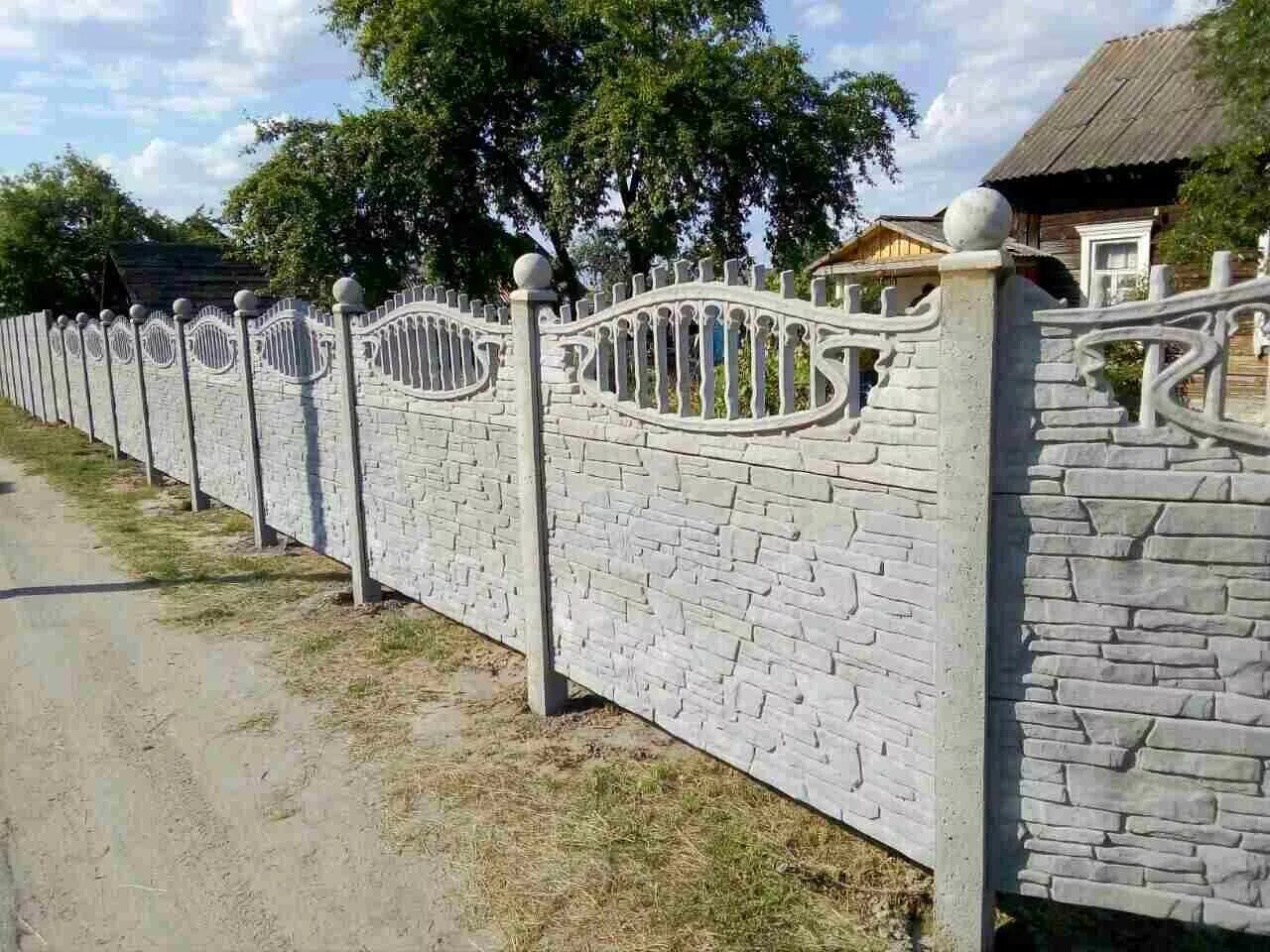 Бетонный забор монолит. Забор из цемента. Бельцы секционные бетонные заборы. Бетонный забор артбетон. Забор из цемента.