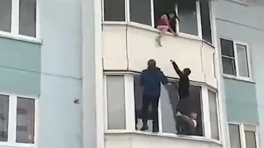Прохожие спасли ребенка и беременную женщину из горящей квартиры. Спасли беременную девушку. Пожар квартирах многоэтажном доме в россии. С балкона упал парень ньютон. Спасли беременную девушку.