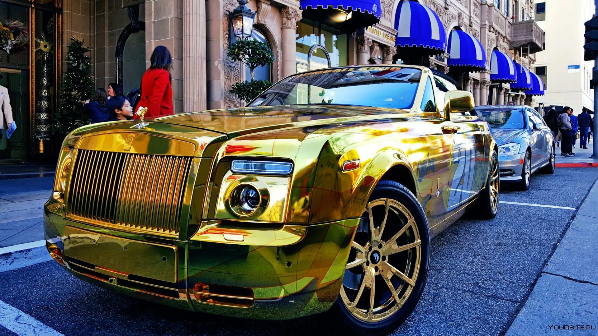 Золотой Роллс Ройс. Машина Роллс Ройс золотой. Rolls Royce Phantom Mansory золотой. Золотой Роллс Ройс шейха Дубая.