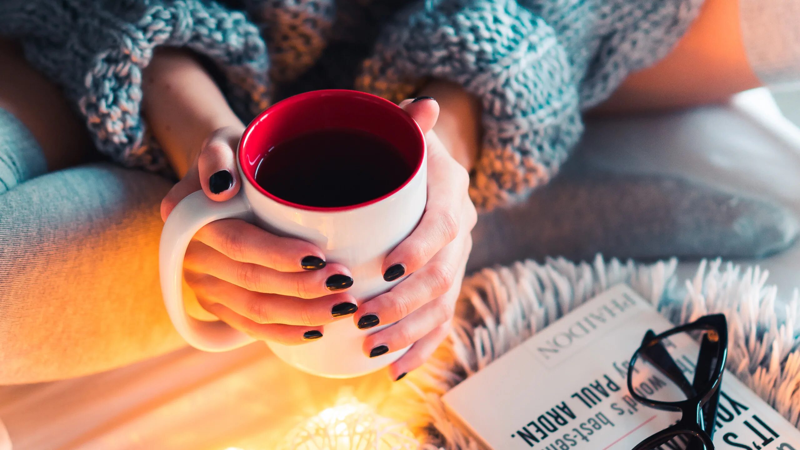 кружка с чаем в руке. кружка чай. кружка с чаем в руке. руки кружка чая. руки кружка чая.