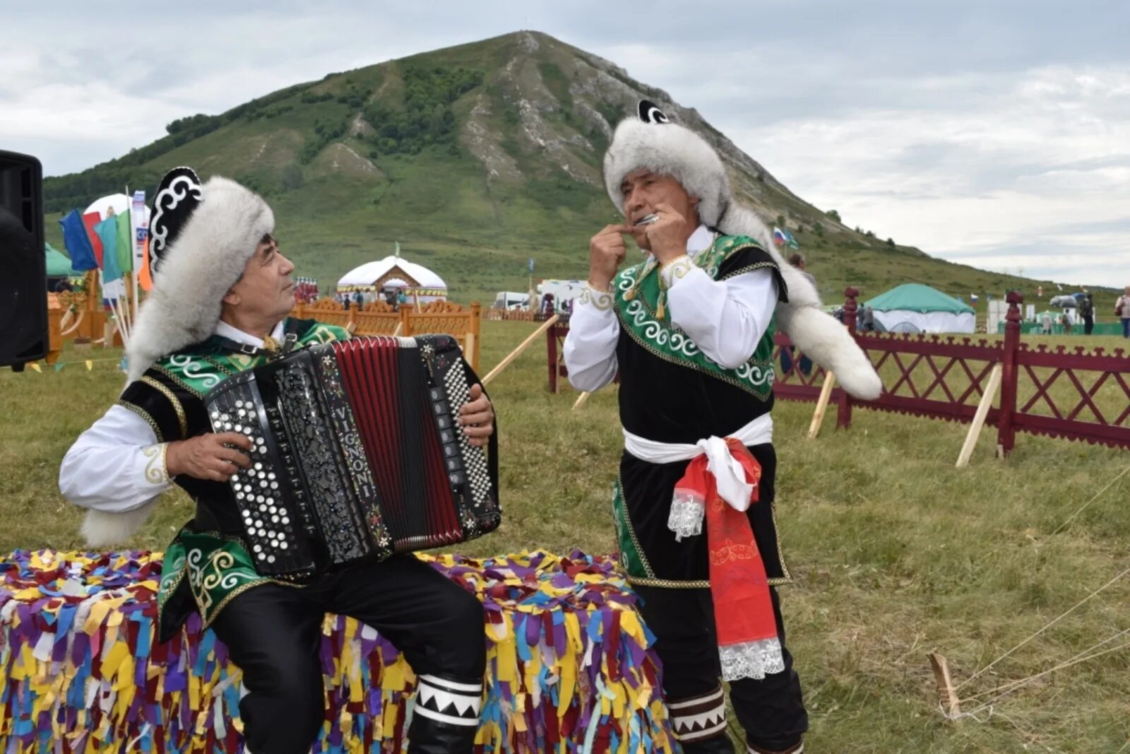 Башкирские 90. Башкирский национальный праздник йыйын. башкирские народные праздники йыйын. башкирский праздник джиин. йыйын башкиров картина.