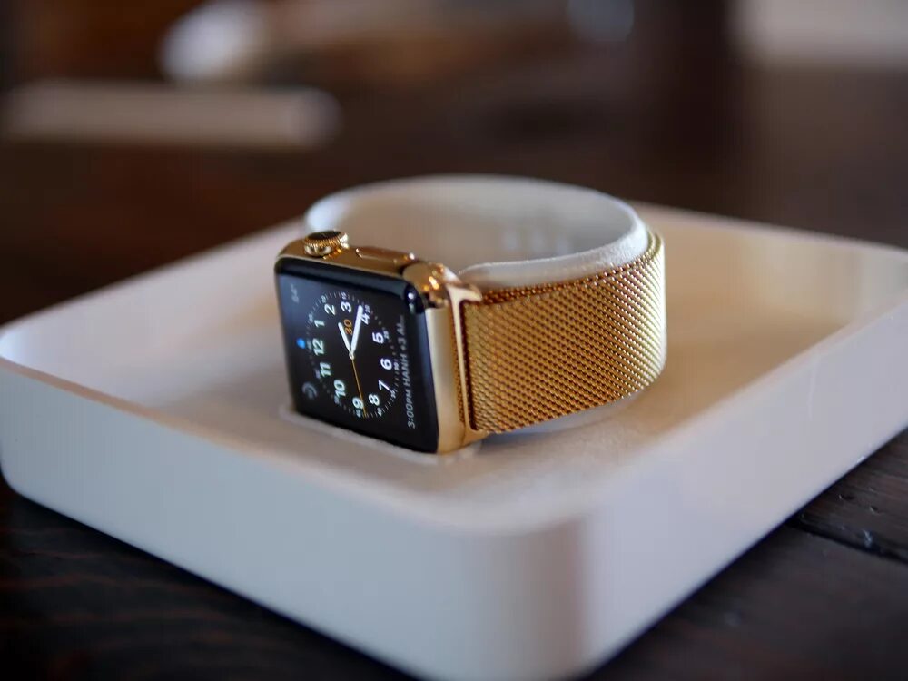 Iphone watch. Apple watch Gold Edition. Золотой браслет для Эппл вотч. Золотые Эппл вотч 4. Эппл вотч с золотым ремешком.