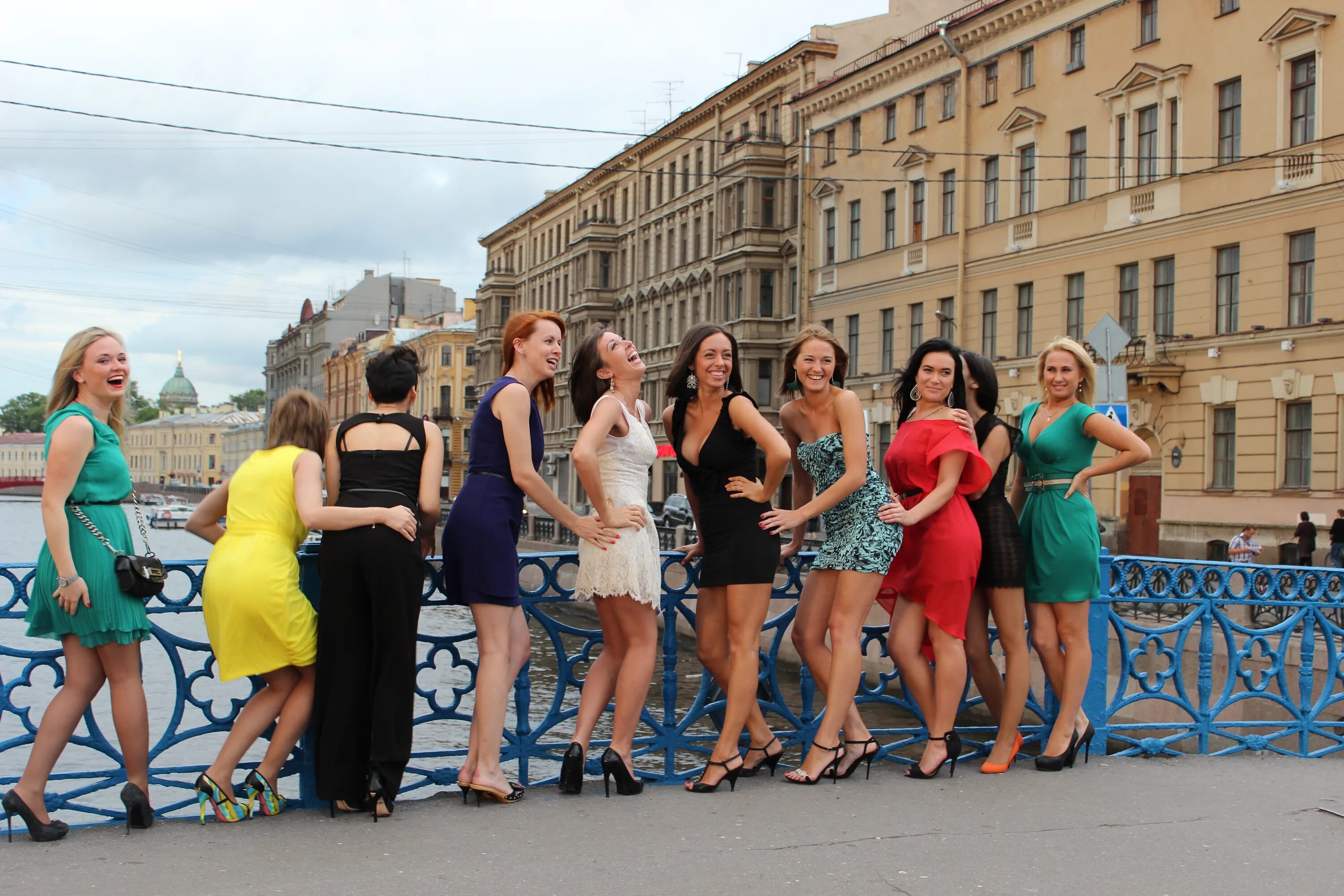 Девушки на улицах Питера. Санкт-Петербург люди. Люди на улицах Питера летом. Люди в Питере летом.