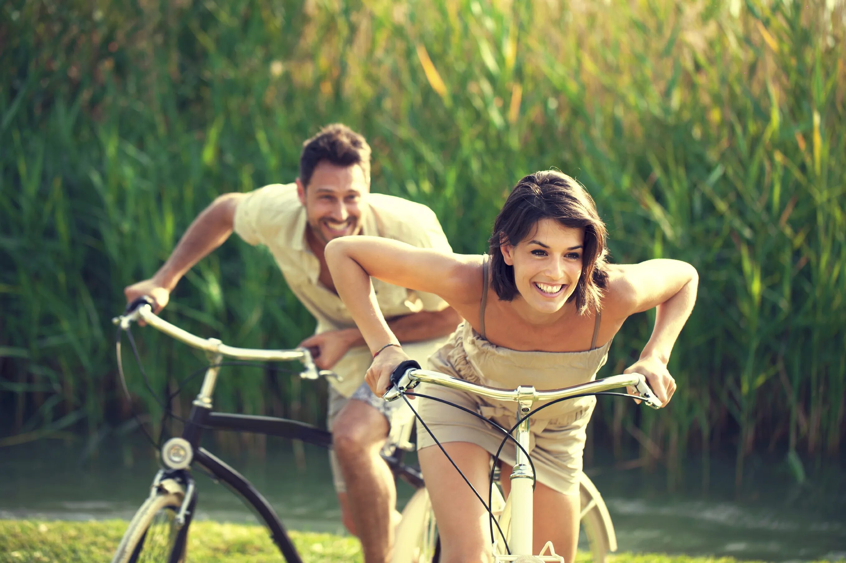 бег трусцой. навязчивость девушки. почему женщины бегают за мужчинами. мужчина бежит за женщиной. жених убегает со свадьбы.