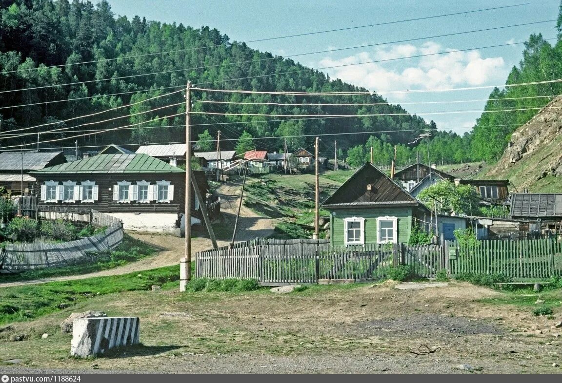 Иркутский поселок. Иркутский район Листвянка. Листвянка 1990. Деревня Листвянка. Листвянка школа Иркутский район.