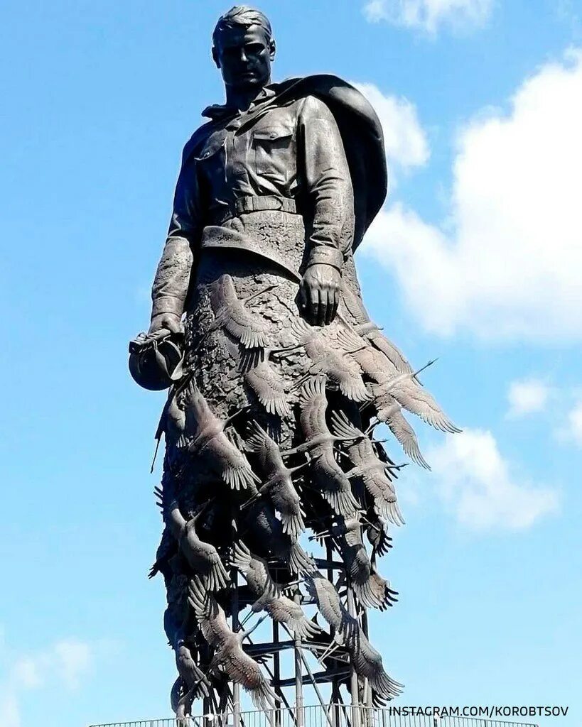 Ржев мемориал советскому солдату. Ржевский мемориал советскому солдату. Памятник солдата с журавлями где. Памятник солдата с журавлями где. Ржев мемориал советскому солдату.