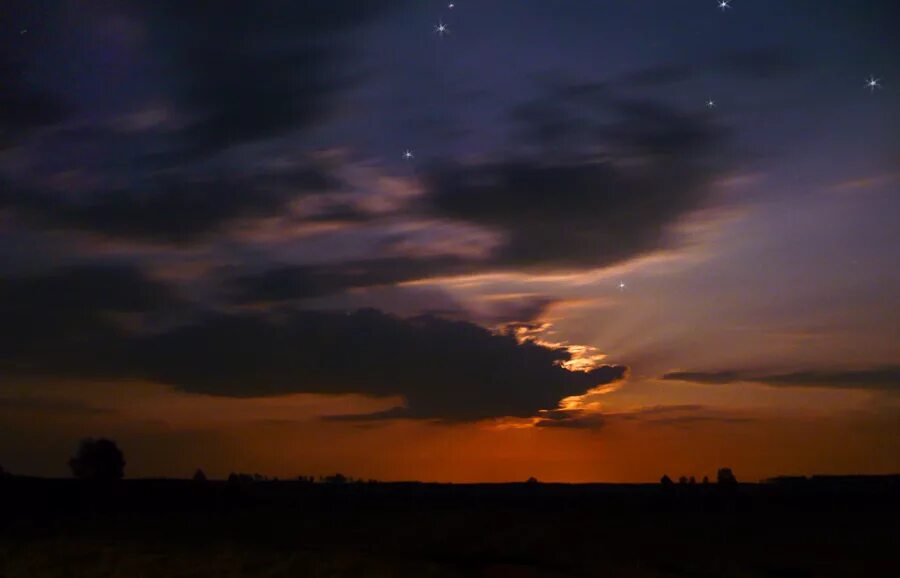 Природное явление закат. Всполохи зарницы. Зарево на небе. Всполохи зарницы. Зарница в небе.