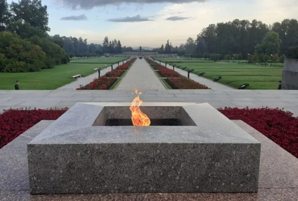 Пискарёвское мемориальное кладбище. Мемориал на Пискаревском кладбище. Пискаревское кладбище блокада Ленинграда. Пискаревское кладбище Братские могилы.