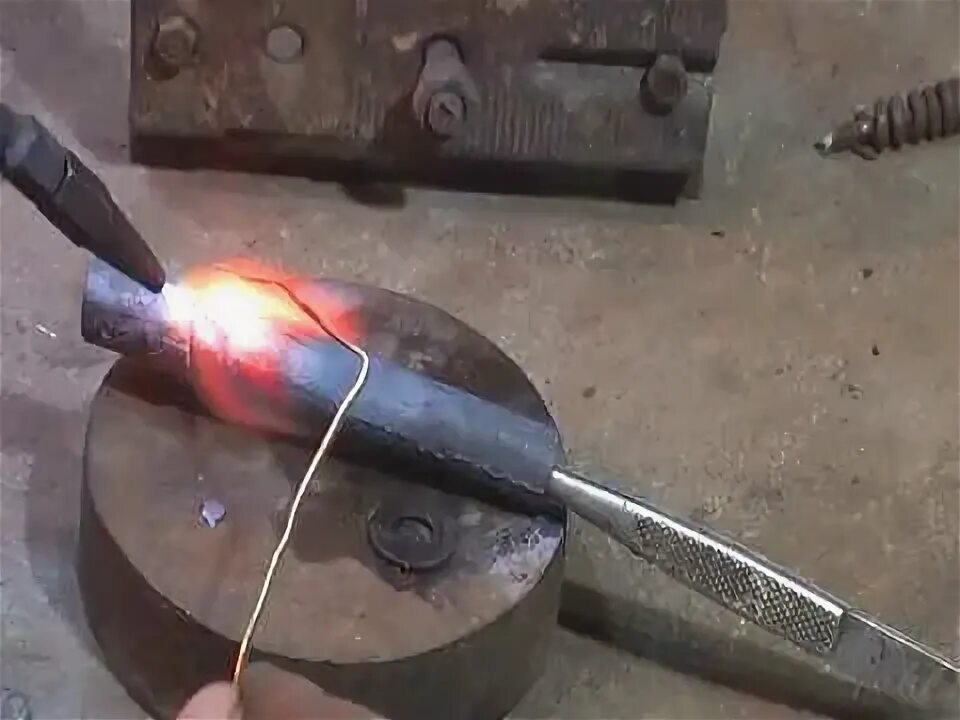 Пруток для пайки латуни газовой горелкой. Латунь для пайки стали меди горелкой. Паять латунь. Можно паять латунь. Пайка латуни горелкой.