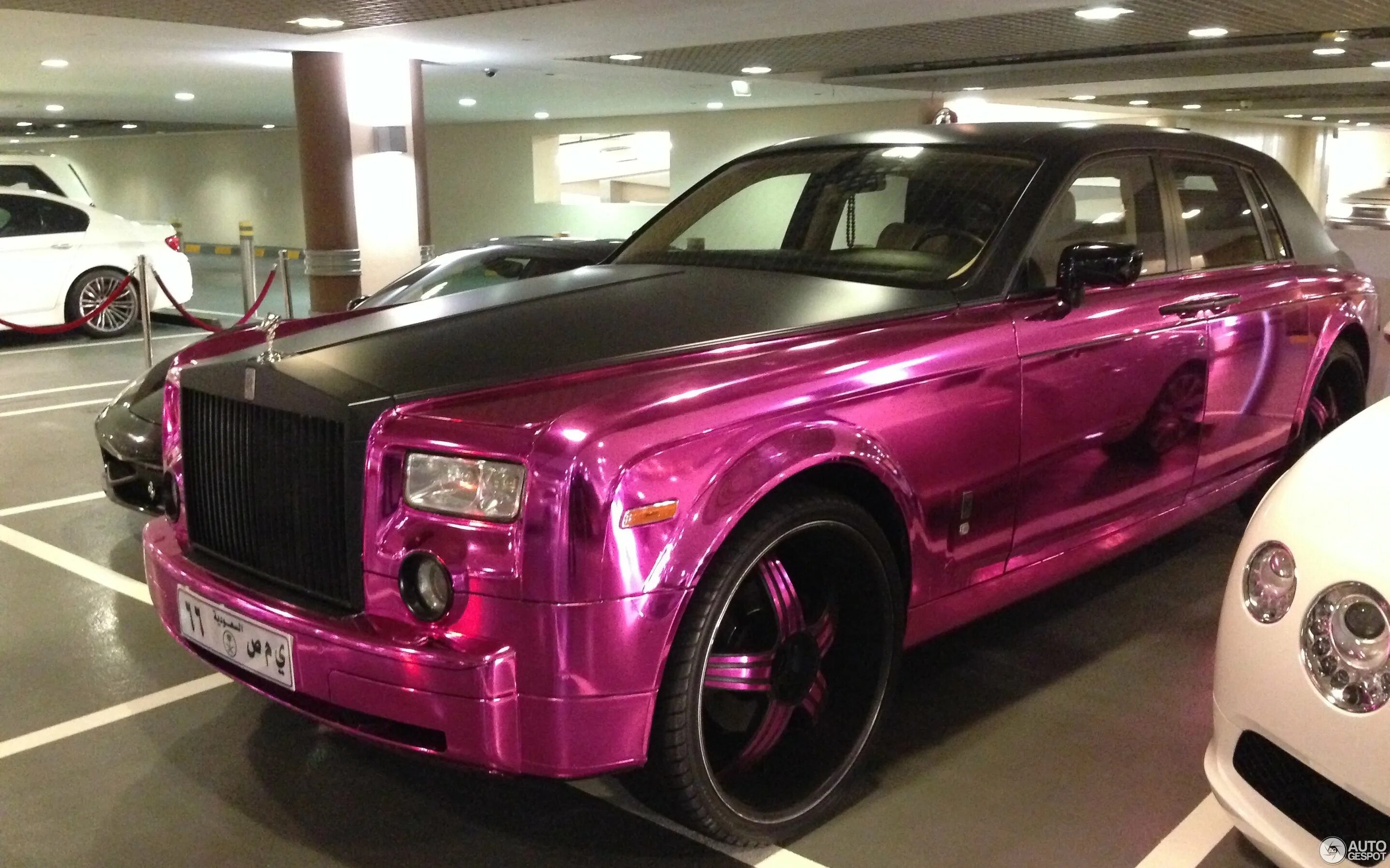 Ройс ройс булкина. Розовый роллс ройс. роллс ройс фантом розовый. rolls royce phantom mansory золотой. розовый салон роллс ройс фантом.