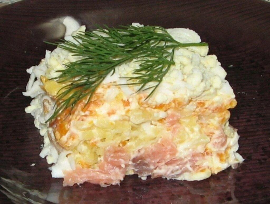 Рыбный салат из копченой рыбы. Салат с копченой горбушей. салат из копченой горбуши. салат с рыбой горячего. салат с горбушей и картофелем.