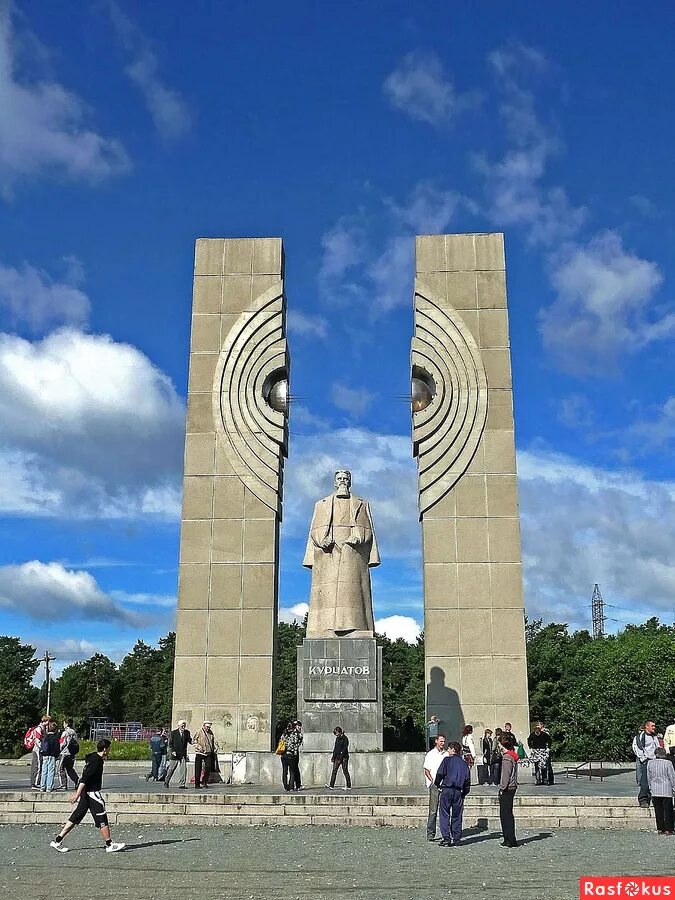 Памятники челябинска. Памятник Курчатову Челябинск. Памятник Курчатова город Челябинск. Памятник Игорю Курчатову Челябинск. Статуя Курчатова в Челябинске.