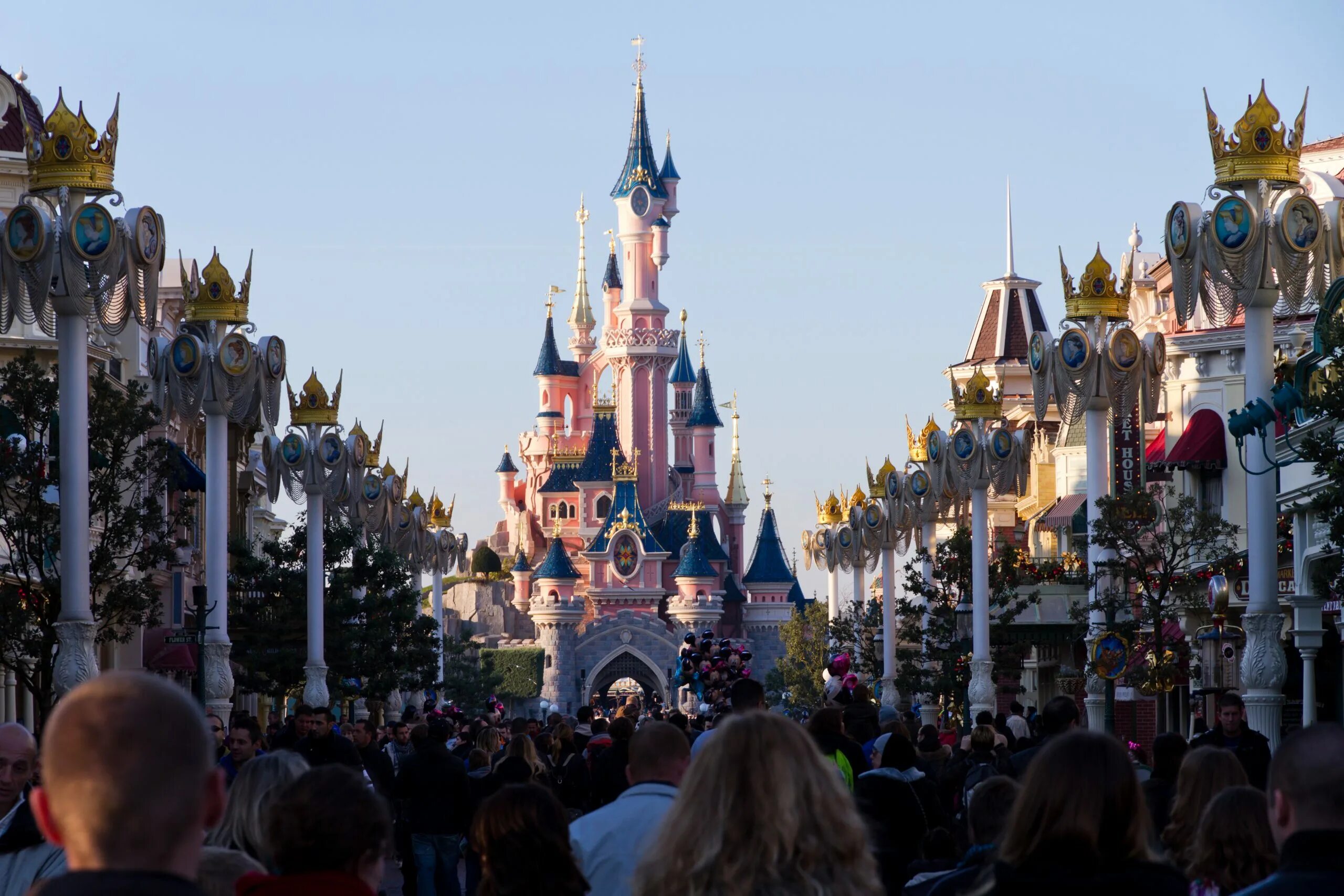 Лучший диснейленд. Диснейленд Париж. Fantasyland Диснейленд Париж. Парижский Диснейленд в Париже. Диснейленд Париж аттракционы.