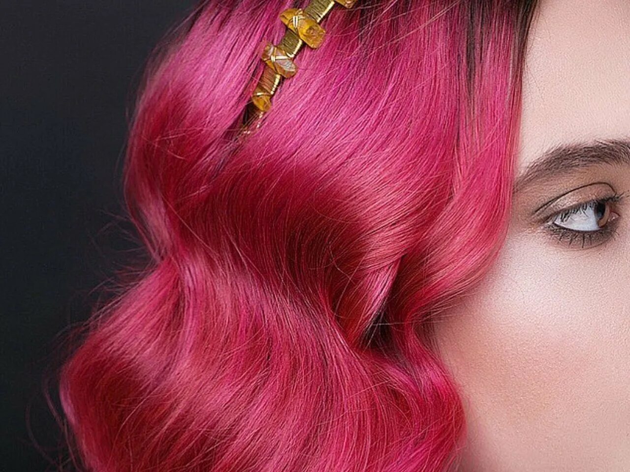 Малиновая голова. Яркие розовые волосы. Обыкновенная чечевица вьюрковые. Малиновая голова. Малиновая голова.