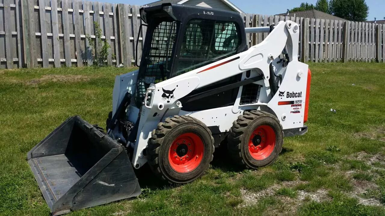 Услуги бобкэт. 7101277 Bobcat ковш. Бобкэт 860. Бобкэт s130 с вилы. Bobcat 370.