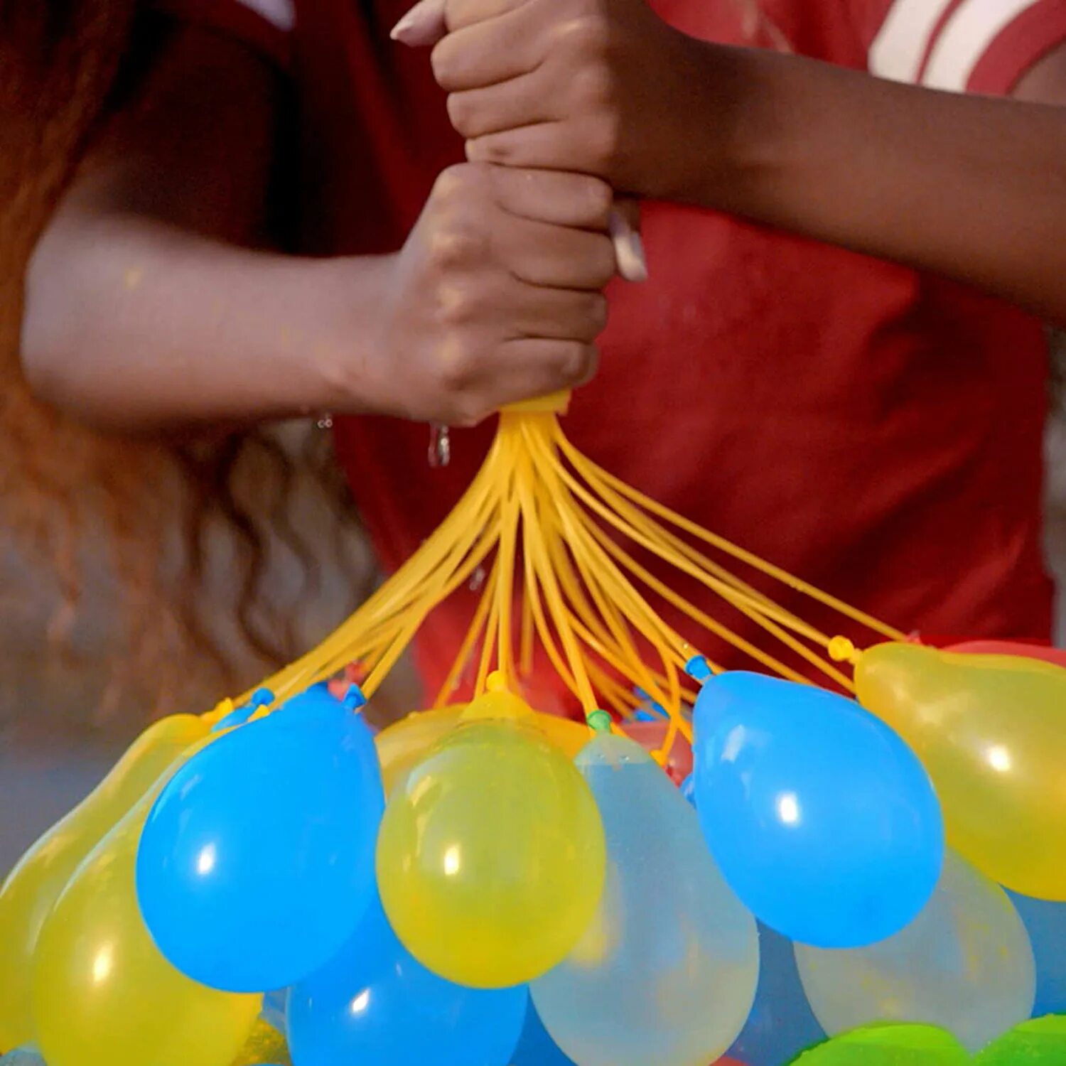Чем накачивают шарики. Надувание шаров. Дети надувают шарики. Новогоднее празднование надувание шарика. Надутые шарики с водой на столе.