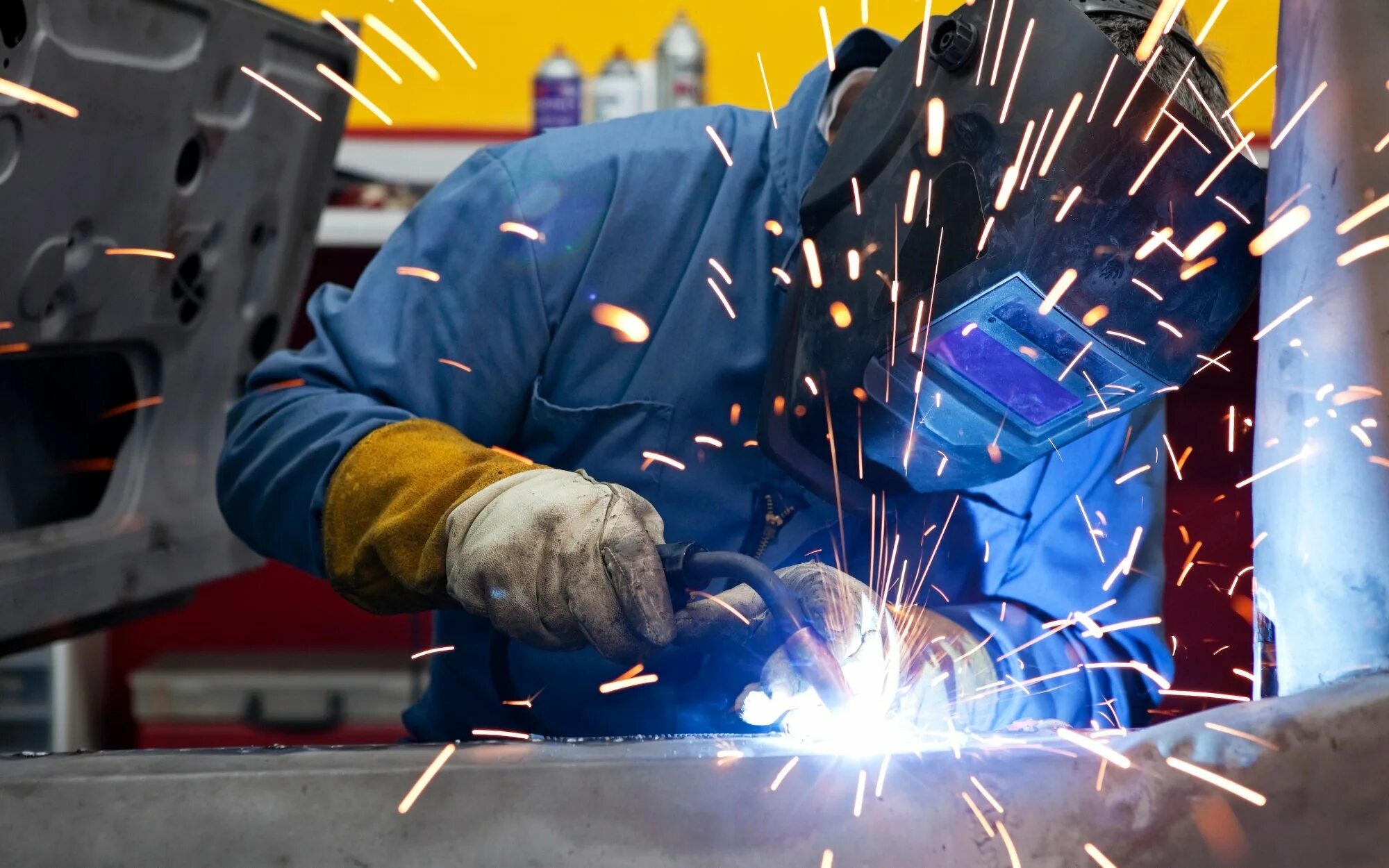 Сварка автомобиля. Сварочный цех. Сварка сварщик. Сварщик в мытищах. Автосварщик сварщика.