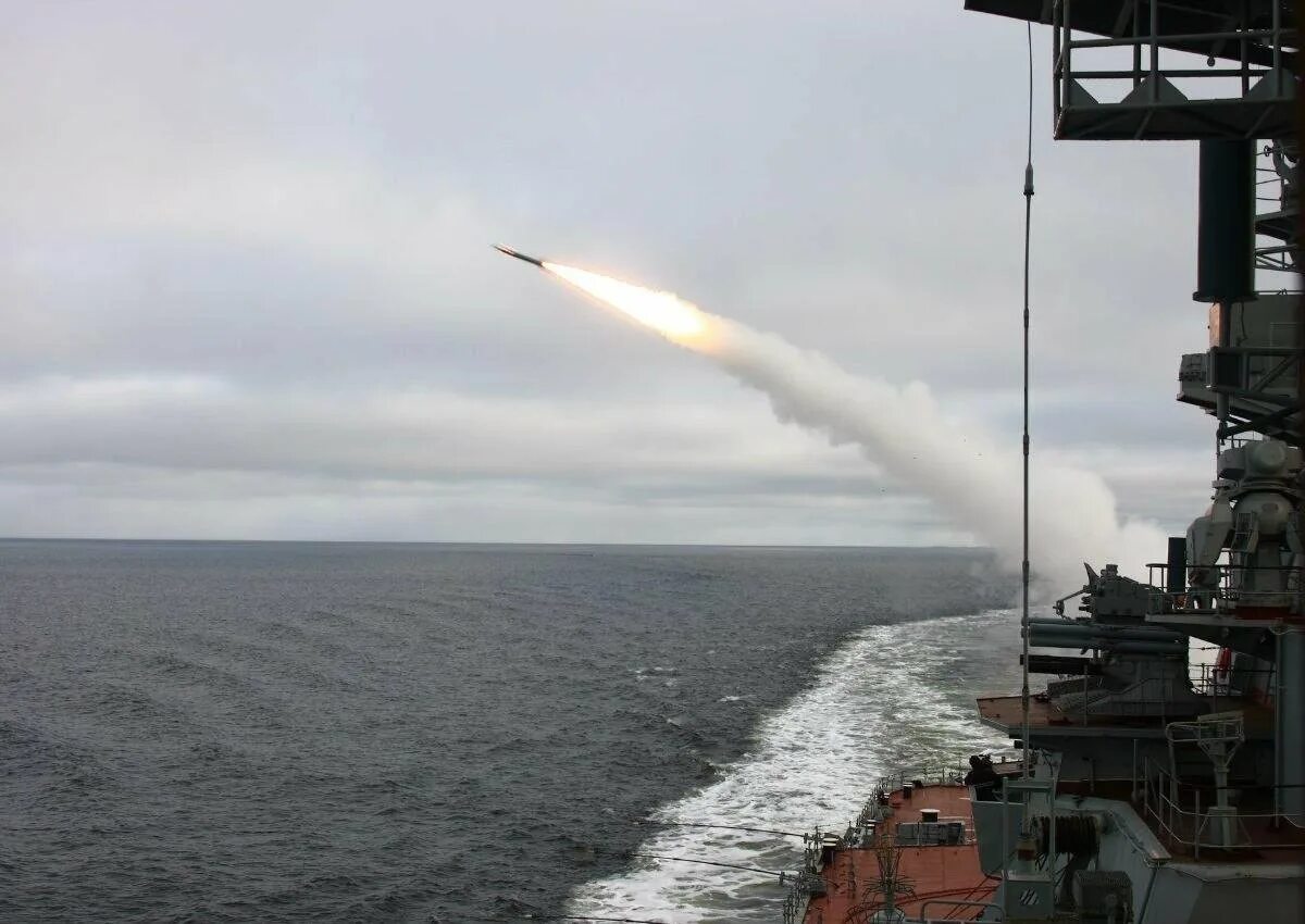 Зенитные ракеты sea sparrow. Ракета на море. Ракета на море. Ракета sea breaker. Управляемые ракеты rim-7 sea sparrow.