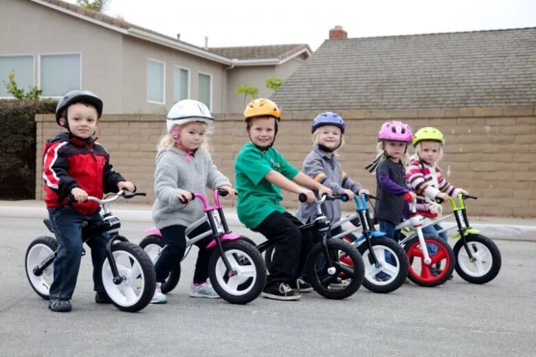 Где кататься ребенку на велосипеде. Дети с велосипедом. Детский дошкольный велосипед. Детки на велосипеде. Дети катаются на велосипеде.