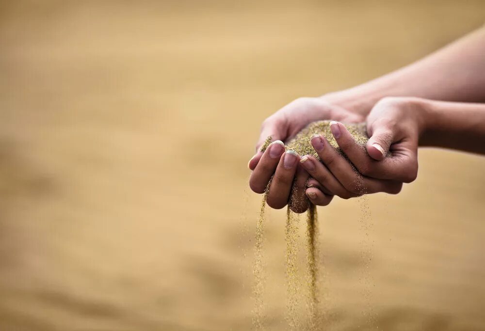 Сыплется. Псаммотерапия (лечение песком) Анапа. Песок в руках. Песок в ладони. Песок сыпется.