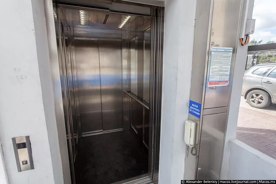 Лифт в метрополитене. Лифт в метро Митино. Лифт в метро Москва. Лифт для инвалидов в метро Митино. Лифты в метро для инвалидов.