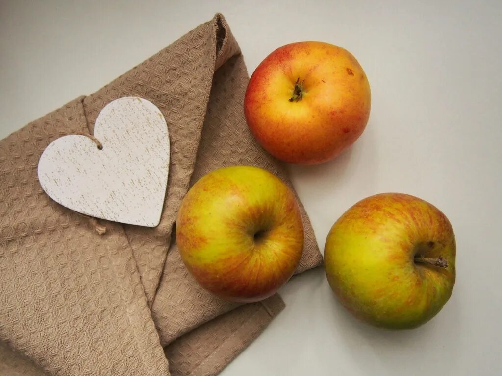 К чему снятся красивые яблоки. Яблоко. Яблоко картинка. Яблоки необычной формы. Яблоки фон.