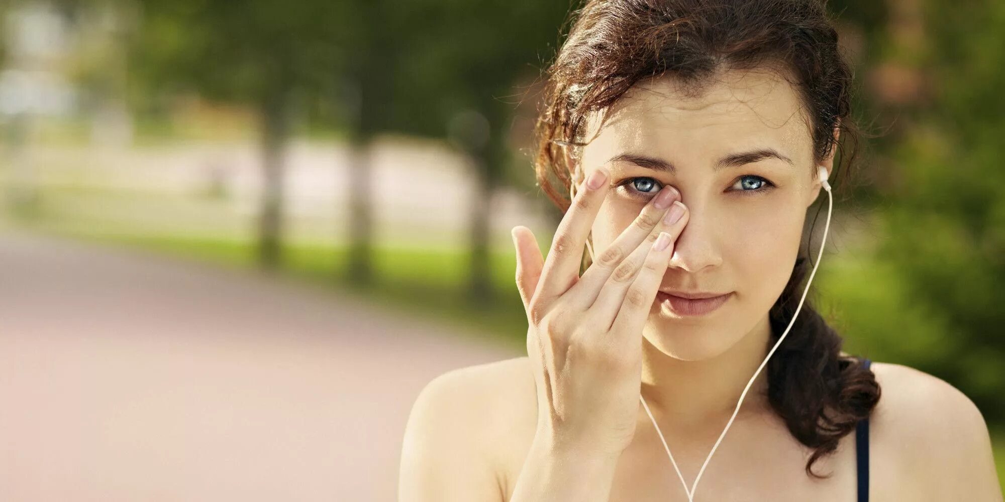 Музыкальный словарь эстетических эмоций. Слуховой образ. Эмоциональное пение. Девушка в наушниках. Музыка универсальный язык.