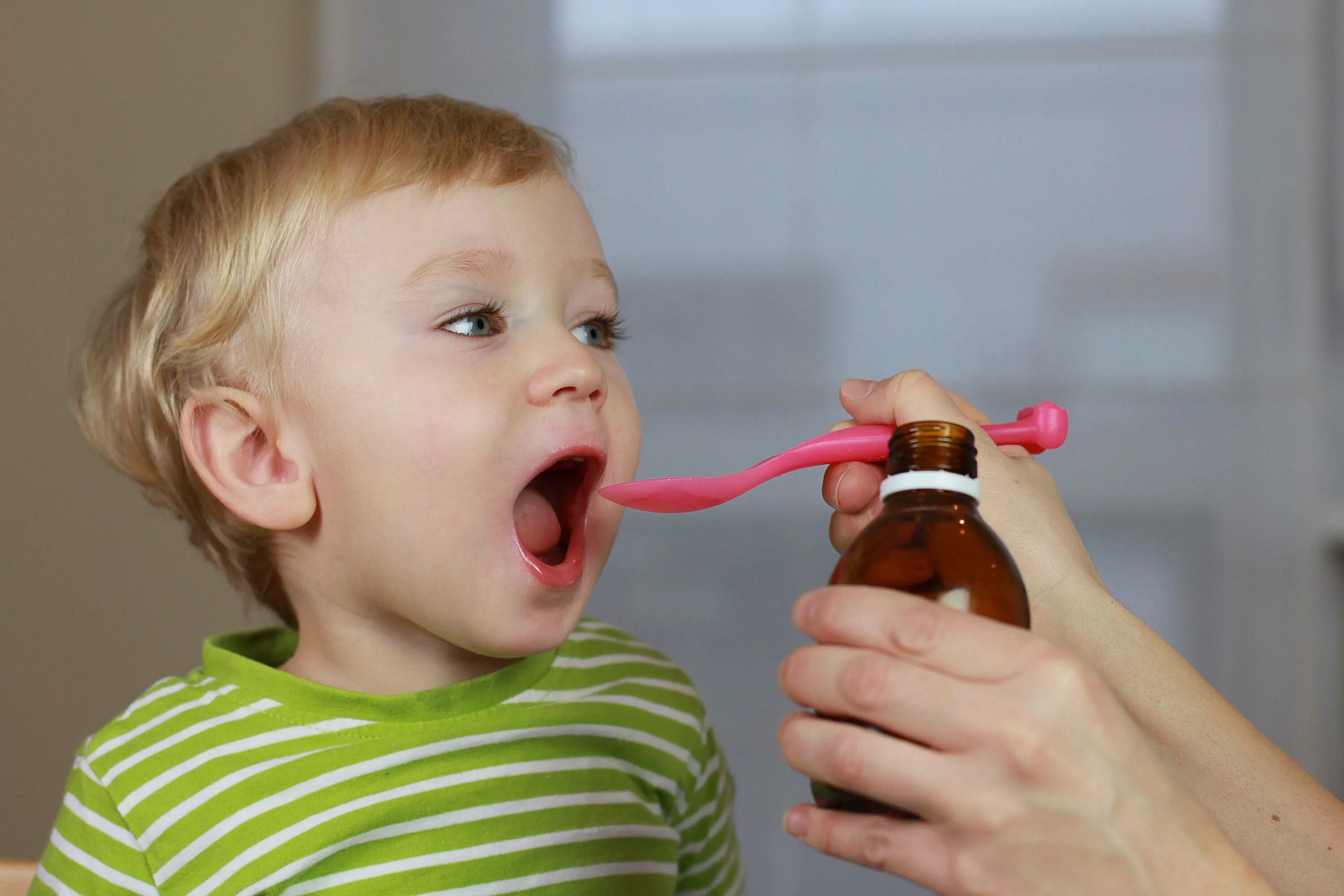 Появление кашля у ребенка. Ребенок пьет лекарство. Ребенок пьет сироп. Ребенок пьет таблетки. Кашель у ребенка.