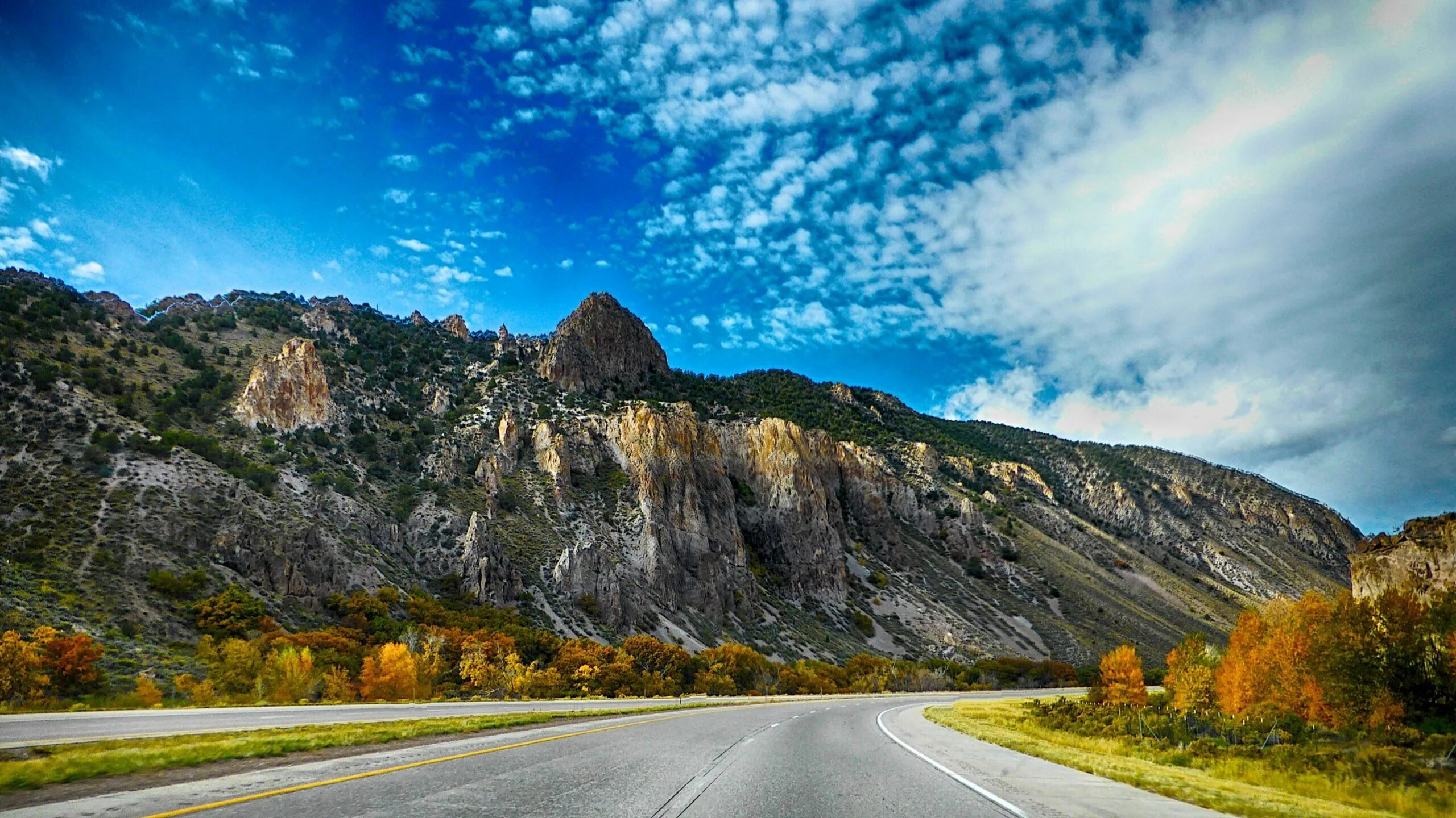 Дорога с красивым видом. Чуйский тракт горный Алтай. Чуйский тракт осенью. Красивая дорога.