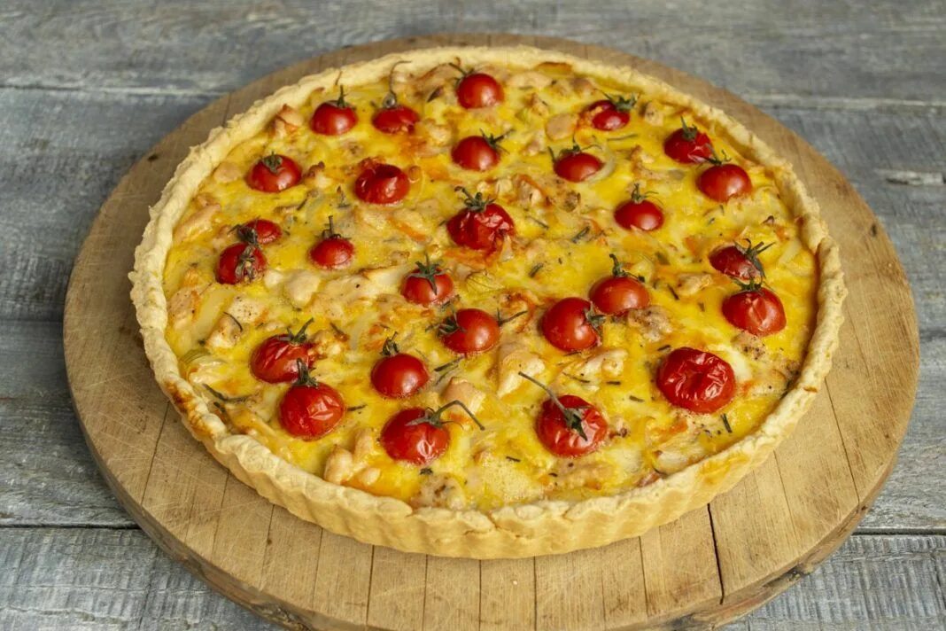 Киш с курицей и помидорами