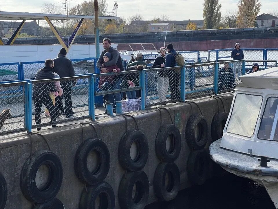 Выплата крымчанам. Херсон местные жители. Беженцам из Херсонской. Теплоход Арарат Херсон. Беженцы из Херсона довольные.