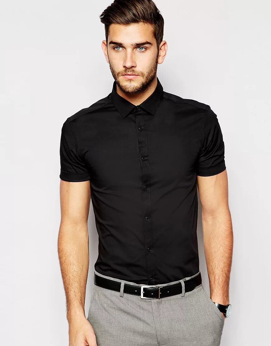 Черная рубашка. Черная рубашка с коротким рукавом. Мужчина в черной рубашке. Черная рубашка с закатанными рукавами. Чёрная рубашка мужская с коротким рукавом.